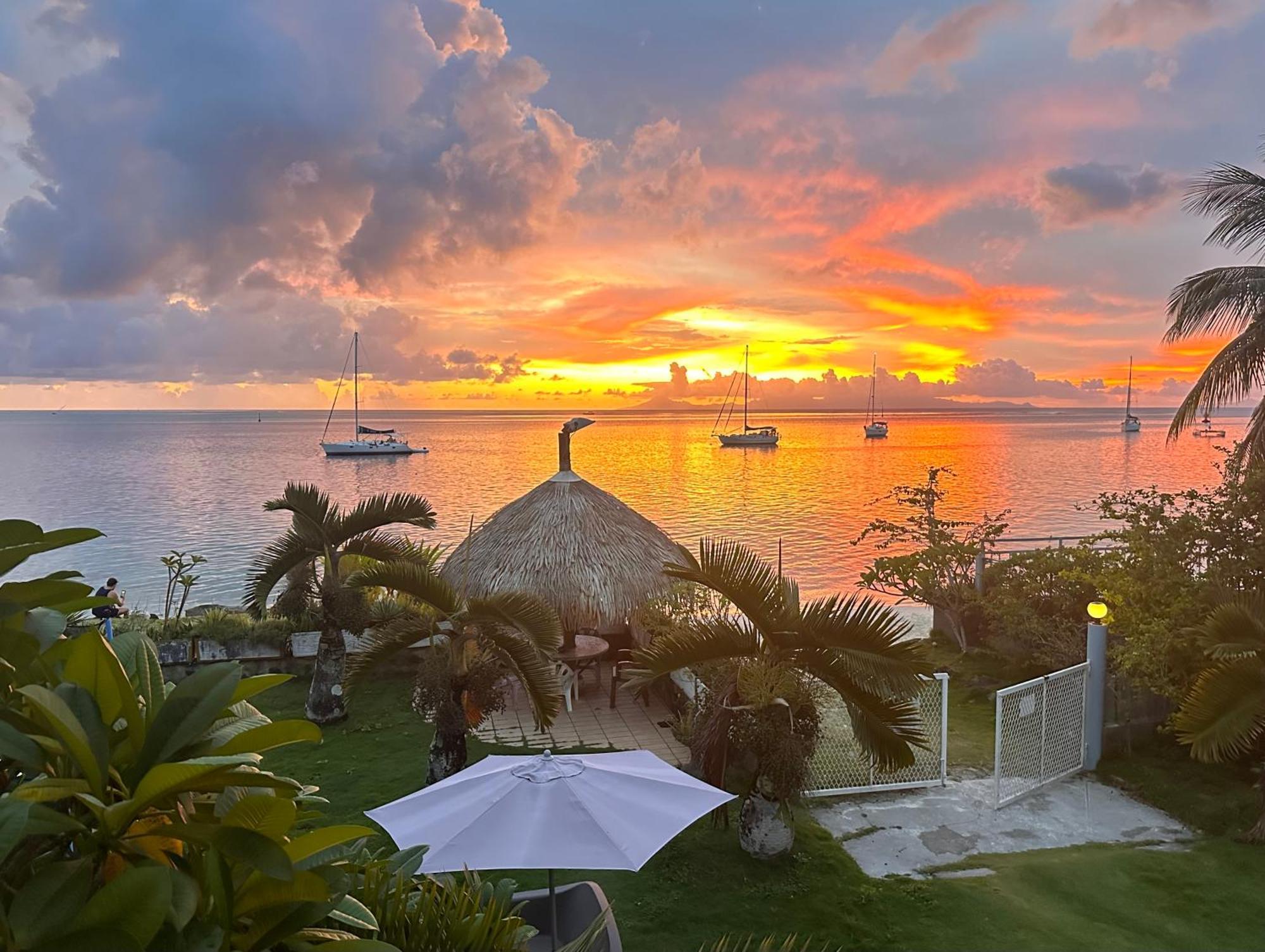 Meri Lodge Huahine Fare Exterior foto